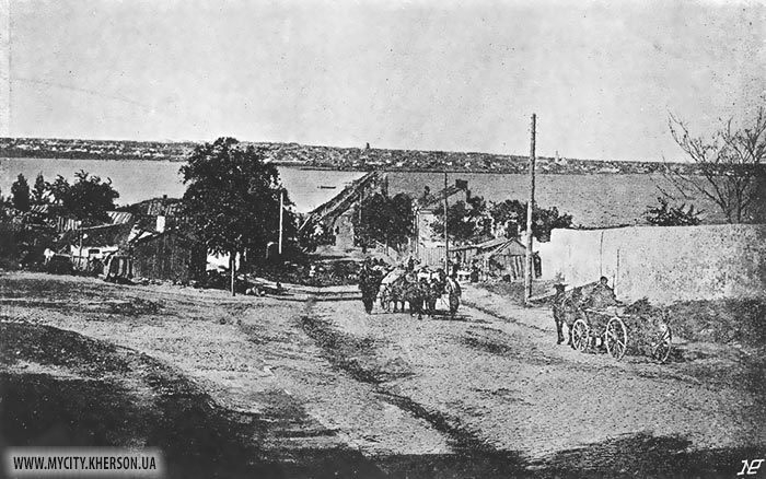 Наплавной мостъ черезъ р. Бугъ въ г. Николаевѣ. Длина 390 саж. Постр. въ 1854 г.