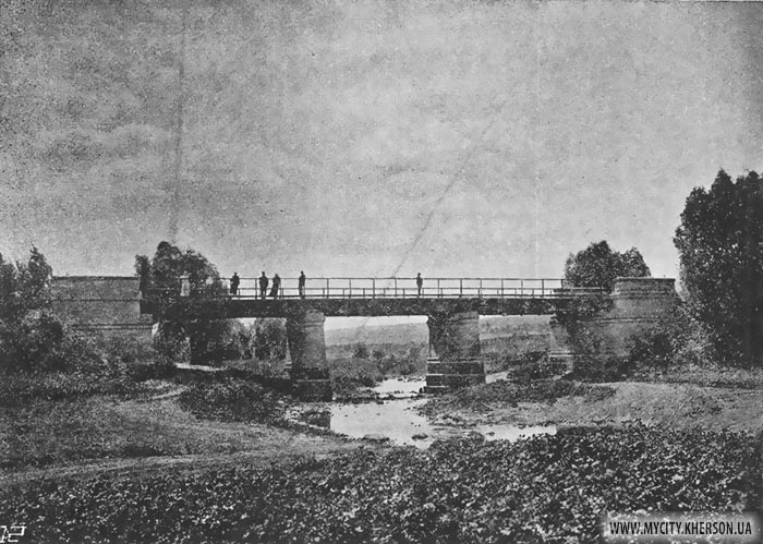 Мостъ черезъ балку Осокоровскую. Постр. въ 1900 г. Желѣзный съ дерев. перекрытіемъ, отверстіемъ 14,2 саж.