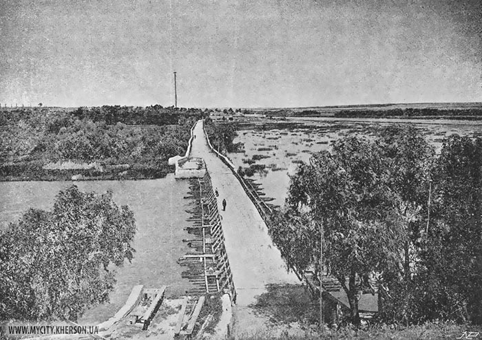 Наплавной мостъ черезъ р. Ингулецъ у д. Дарьевки, длиною 39 саж. Постр. въ 1870 г.