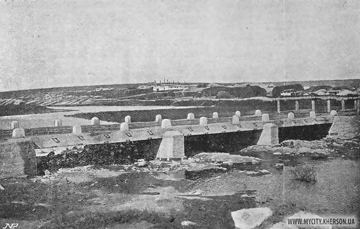 Затопляемый желѣзо-бетонный мостъ на р. Висуни въ д. Костомаровкѣ. Постр. въ 1913 г.