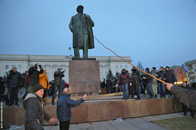 2014. Снесен памятник В.И. Ленину