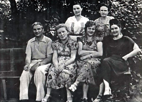 Проводы на Алтай (первый ряд - 3.Клименко, Кизельман, Г.Сафроненко, второй ряд - Л.Подольская - справа), 1956 г.