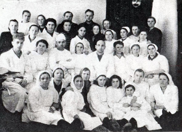 Ельцовская районная больница на Алтае.  Л. и Е. Подольские (во втором ряду в центре), 1957 г.