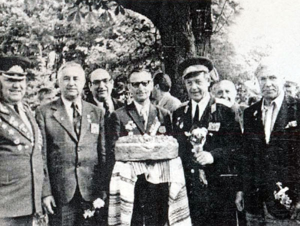 Е.Д. Подольский (третий слева) среди ветеранов-однополчан, 1975 г.
