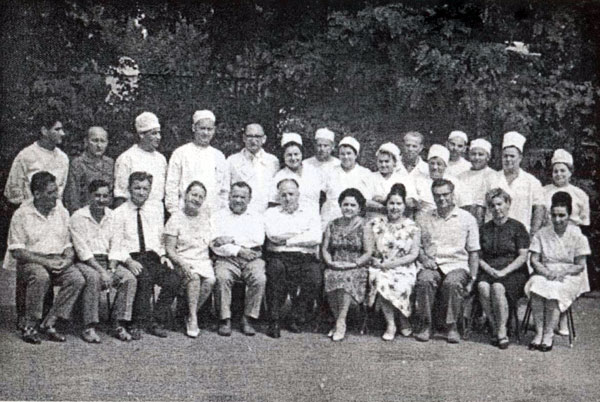 Е.Д.Подольский (пятый во втором ряду слева) с коллегами из областной больницы, 1968 г.
