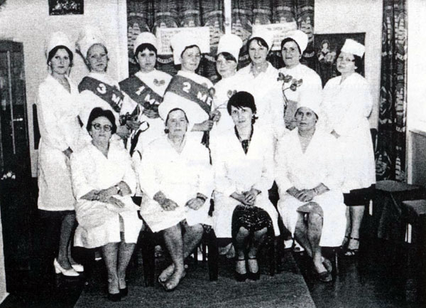 Л.С.Подольская (первая слева) на конкурсе на лучшую медсестру в областной детской больнице, 1981 г.